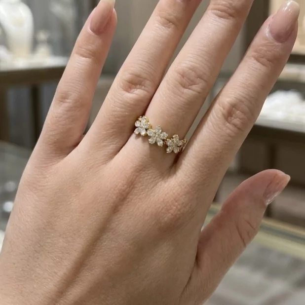 Bague Fleur Dorée Sertie de Strass – Bijou Femme Tendance