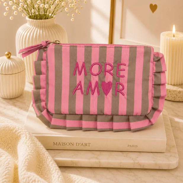 Pochette en tissu rayée “More Amor” à volants