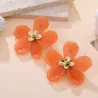 Grosses boucles d’oreilles fleur en résine et acier doré