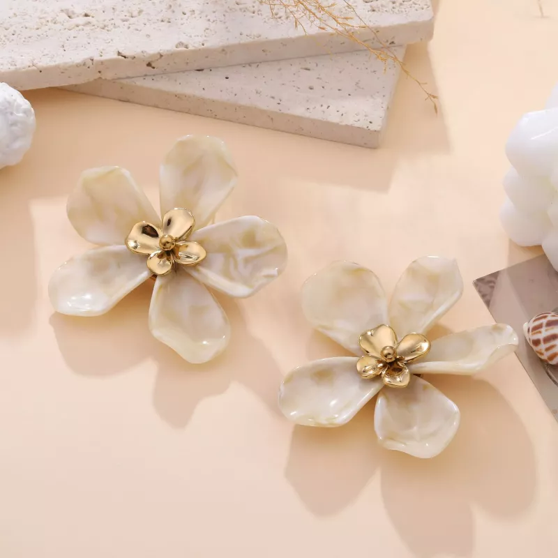 Grosses boucles d’oreilles fleur en résine et acier doré