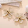 Grosses boucles d’oreilles fleur en résine et acier doré