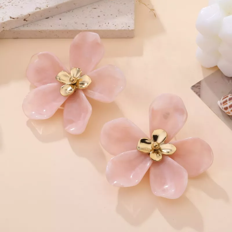 Grosses boucles d’oreilles fleur en résine et acier doré