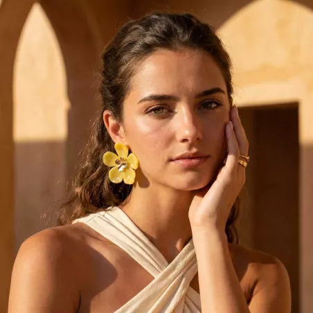 Grosses boucles d’oreilles fleur en résine et acier doré