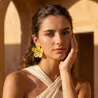 Grosses boucles d’oreilles fleur en résine et acier doré
