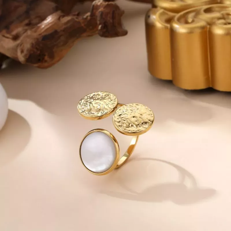 Bague ajustable dorée et blanc nacré
