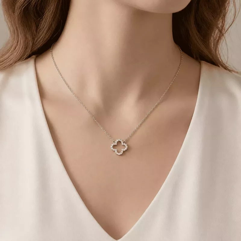 Collier trèfle avec strass motif luxe