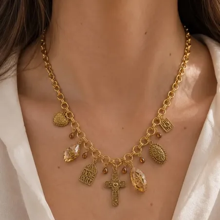 Collier doré breloques croix et cristaux
