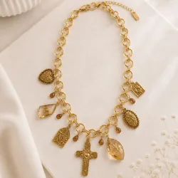 Collier doré breloques croix et cristaux