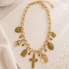 Collier doré breloques croix et cristaux