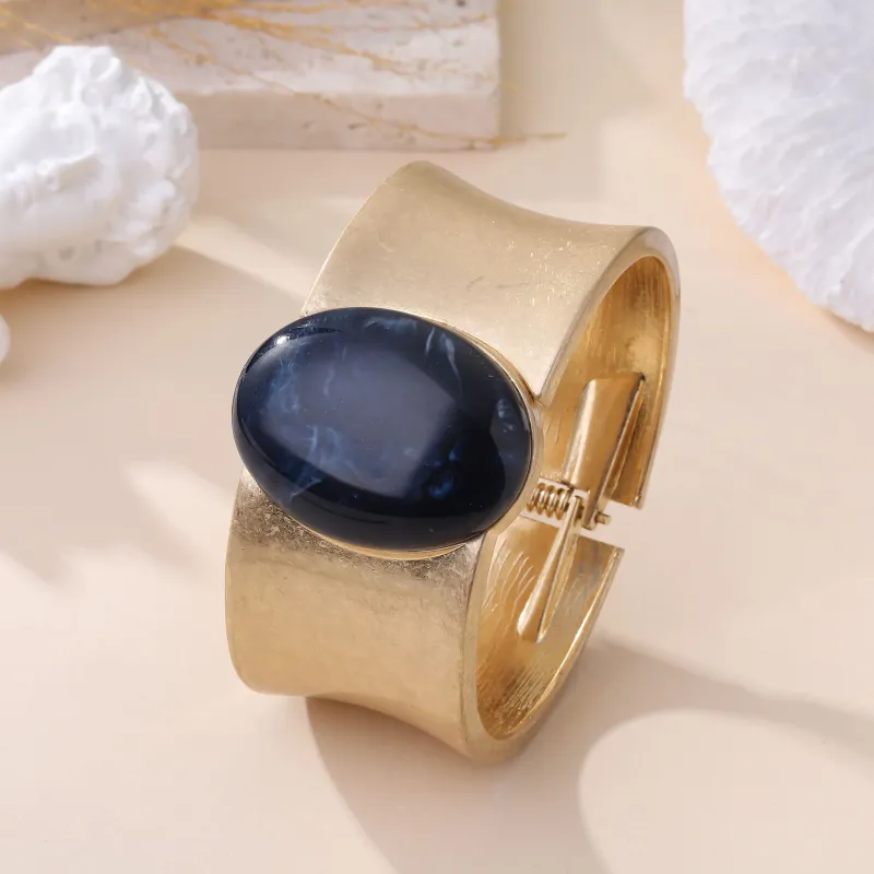 Bracelet manchette en laiton doré avec cabochon ovale