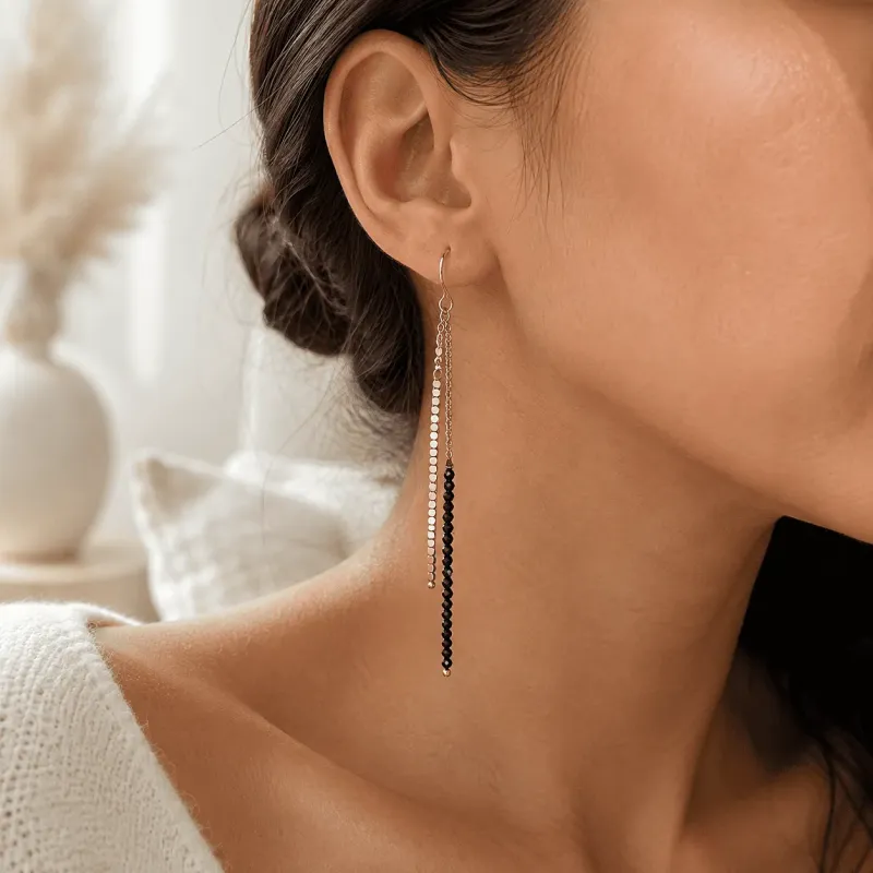 Boucles d’oreilles pendantes dorées perles noires