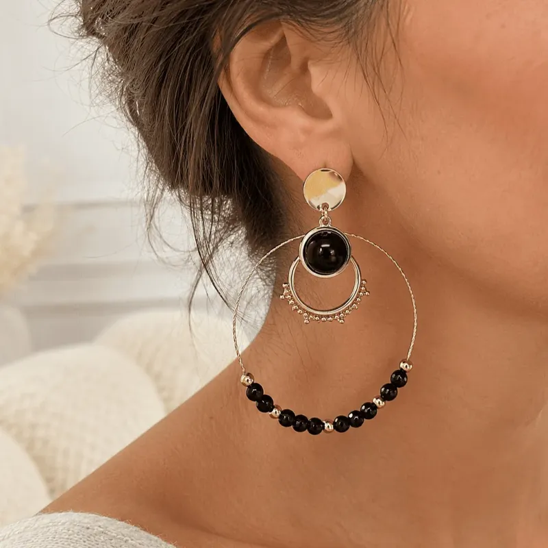 Boucles d’oreilles dorées avec perles noires