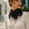 Écharpe carrée à pois et breloques dorées