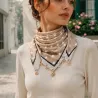 Écharpe carrée à pois et breloques dorées