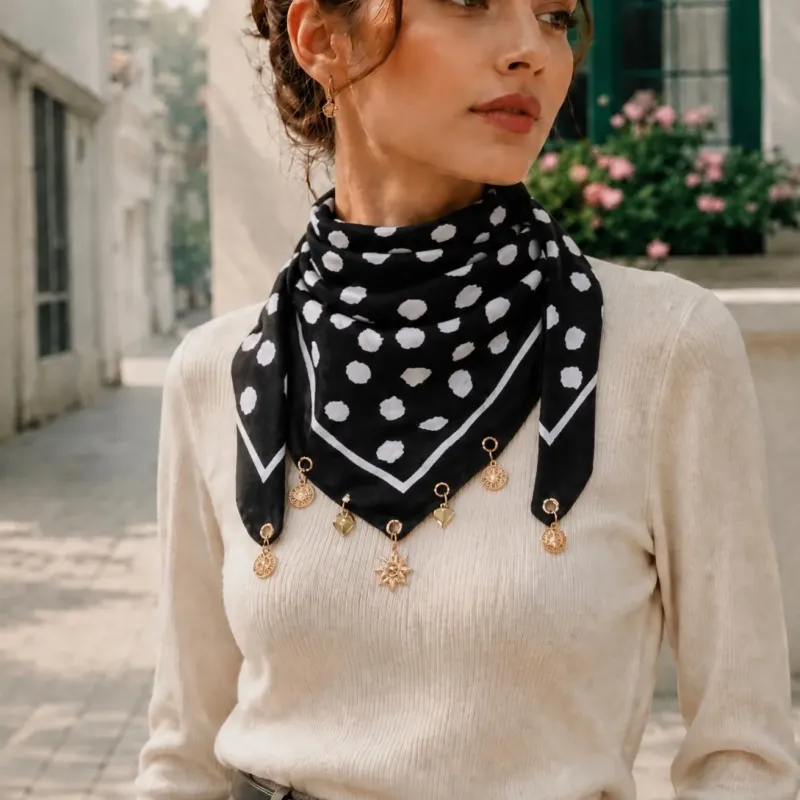 Écharpe carrée à pois et breloques dorées