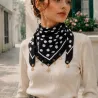 Écharpe carrée à pois et breloques dorées