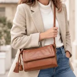 Sac bandoulière femme à rabat et pompon – 25 × 19 × 9 cm