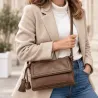 Sac bandoulière femme à rabat et pompon – 25 × 19 × 9 cm