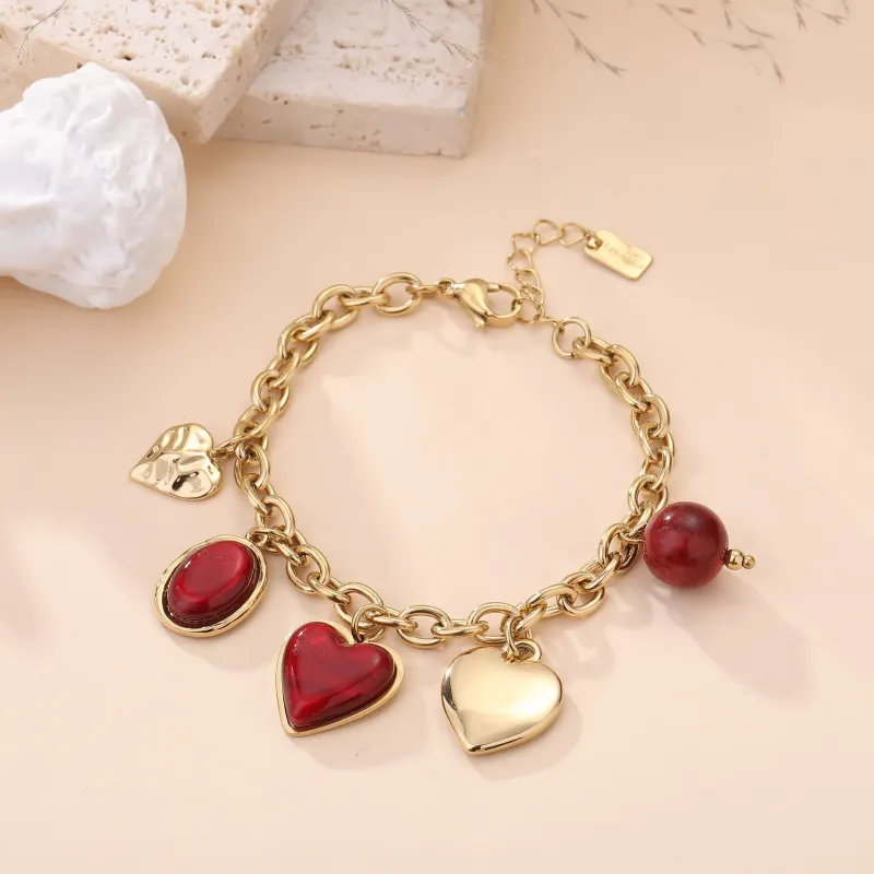 Bracelet doré à breloques et pierres colorées