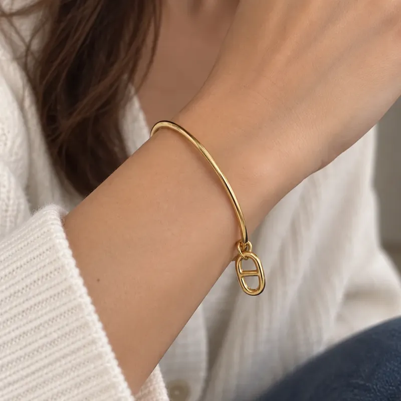 Bracelet jonc acier inoxydable doré pendentif ovale 6 cm