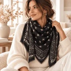 Écharpe carrée motif bandana
