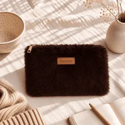 Pochette fausse fourrure « Amour »
