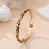 Bracelet jonc doré à motifs et strass