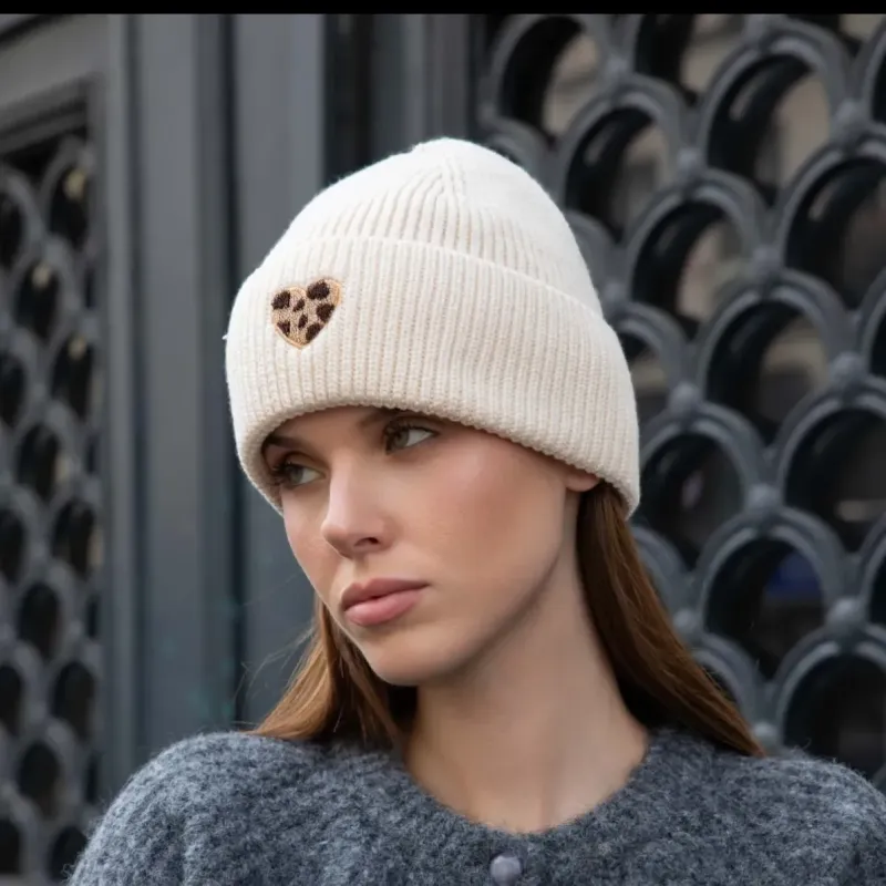 Bonnet femme en maille avec cœur léopard – Taille unique