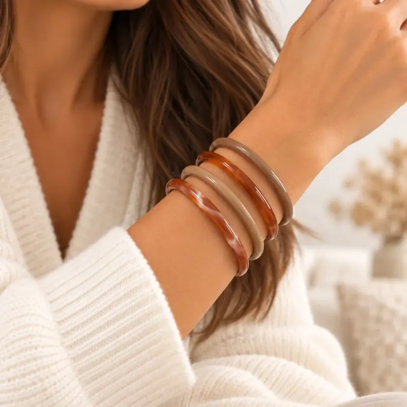 Lot de 4 bracelets joncs en résine – Tons naturels
