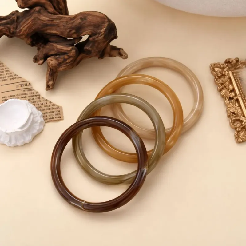 Lot de 4 bracelets joncs en résine – Tons naturels