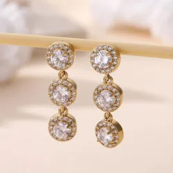 Boucles d’oreilles pendantes dorées avec strass