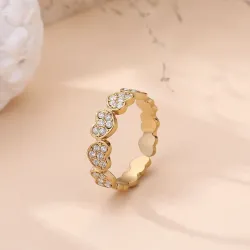 Bague dorée à petits cœurs ornés de strass