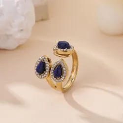 Bague dorée à trois pierres et strass