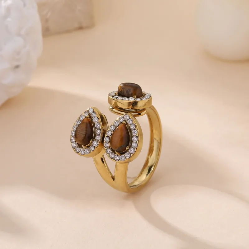 Bague dorée à trois pierres et strass