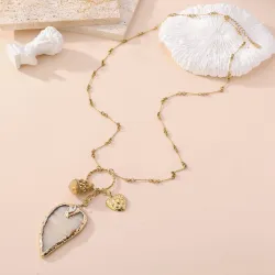 Sautoir doré avec pendentifs et pierre effet naturel