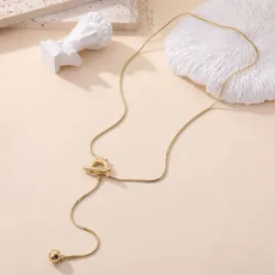 Collier doré à chaîne coulissante et pendentif