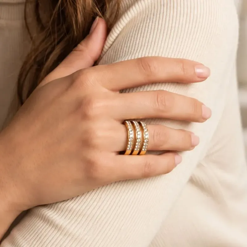 Bague dorée à triple rangée de strass