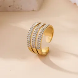 Bague dorée à triple rangée de strass