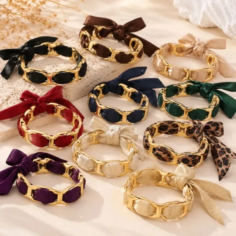 Lot de 10 bracelets dorés à rubans satinés et nœuds