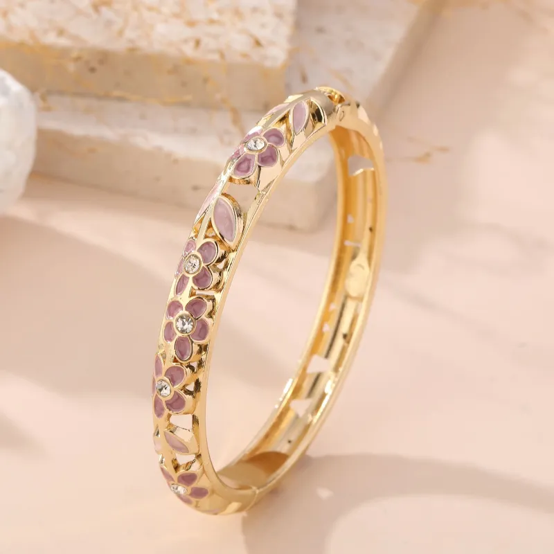 Bracelet Jonc Fleuri en Laiton Doré – Émail Coloré et Strass