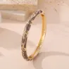 Bracelet jonc doré émaillé à motifs fleuris et strass