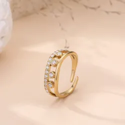Bague dorée ajourée à strass