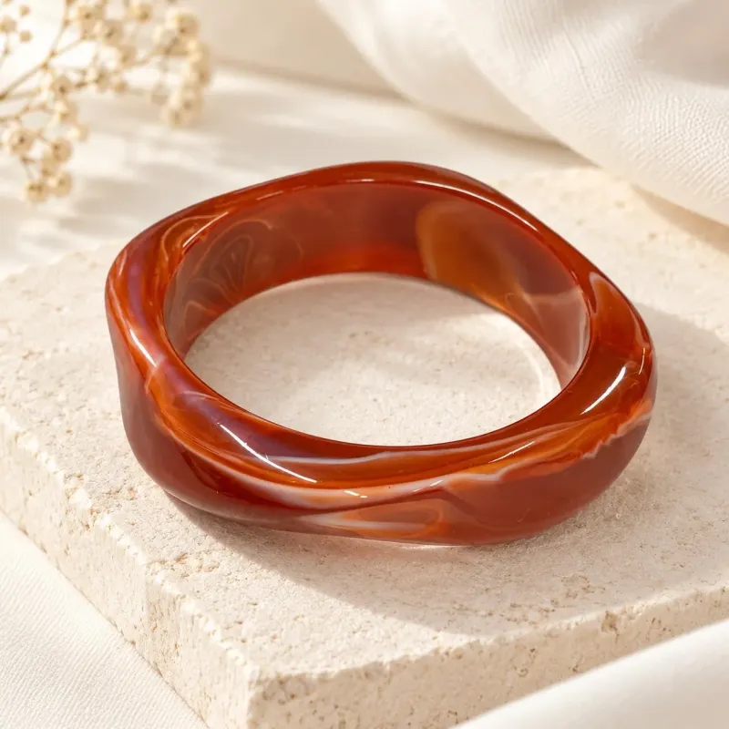Bracelet Jonc Ondulé en Résine Marbrée Ambre – 65 mm