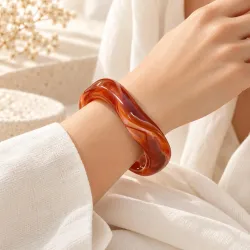 Bracelet Jonc Ondulé en Résine Marbrée Ambre – 65 mm