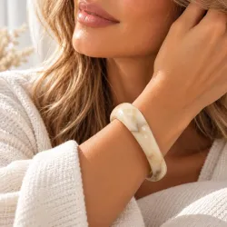 Bracelet Jonc Résine Marbrée Ivoire Asymétrique – 65 mm