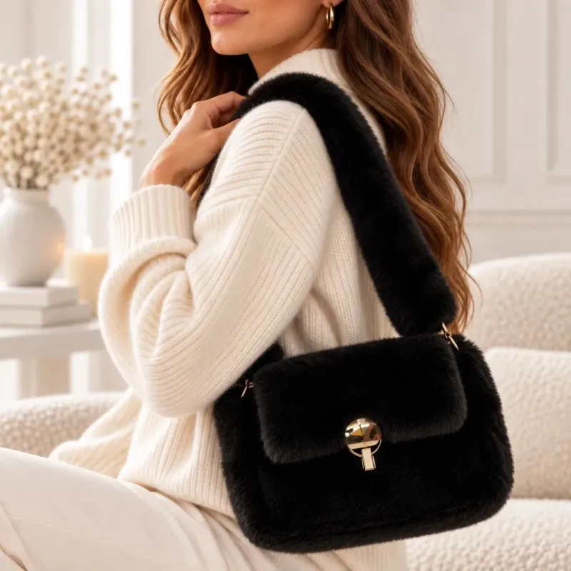 Sac à main fausse fourrure avec fermoir doré