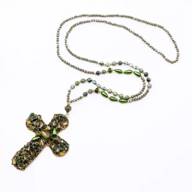 Sautoir en perles de cristal avec croix